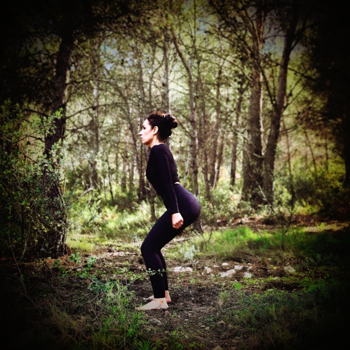 Mujer practicando yoga la aire libre