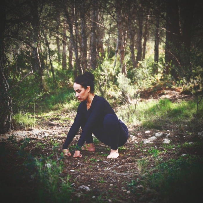 Susana practicando yoga en el campo