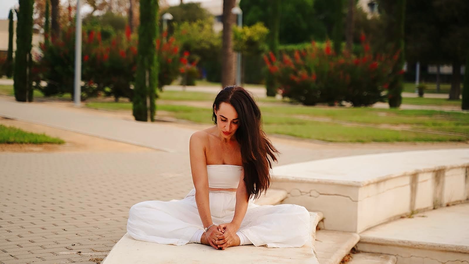 Susana practicando yoga en el campo