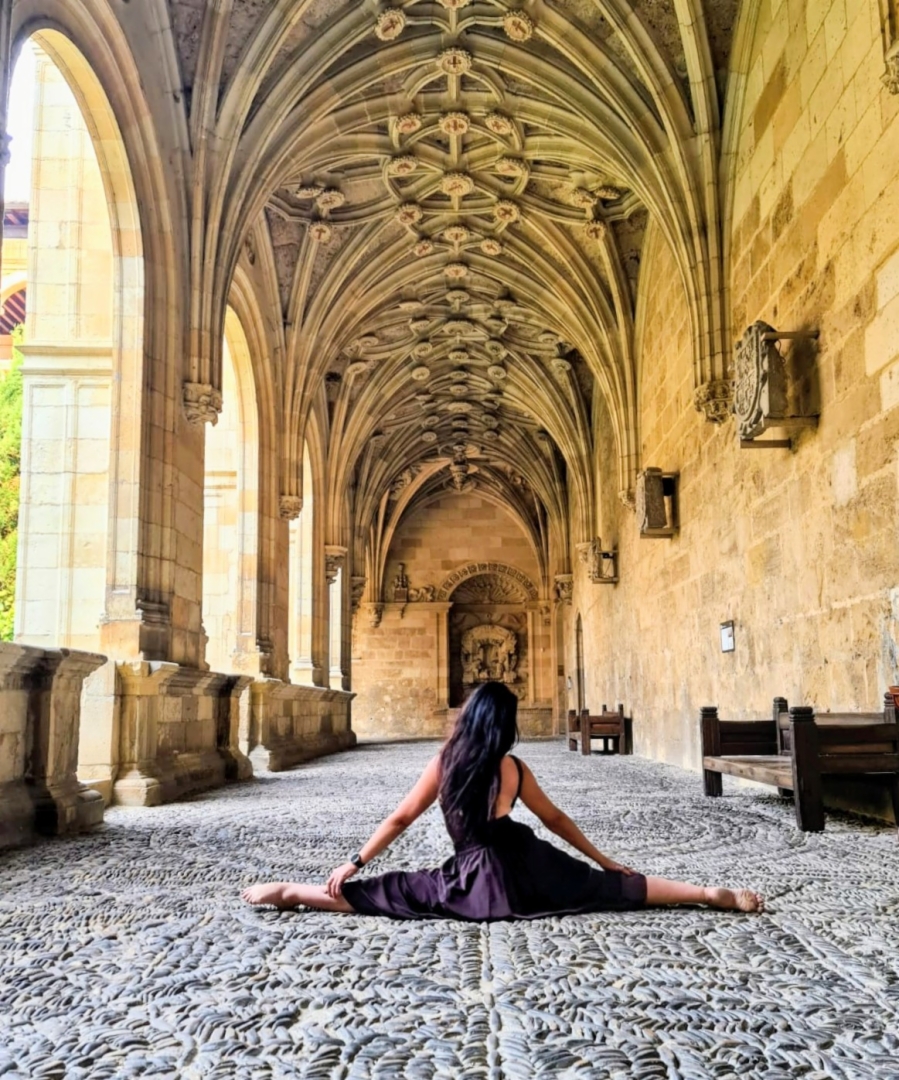 Mujer practicando yoga la aire libre